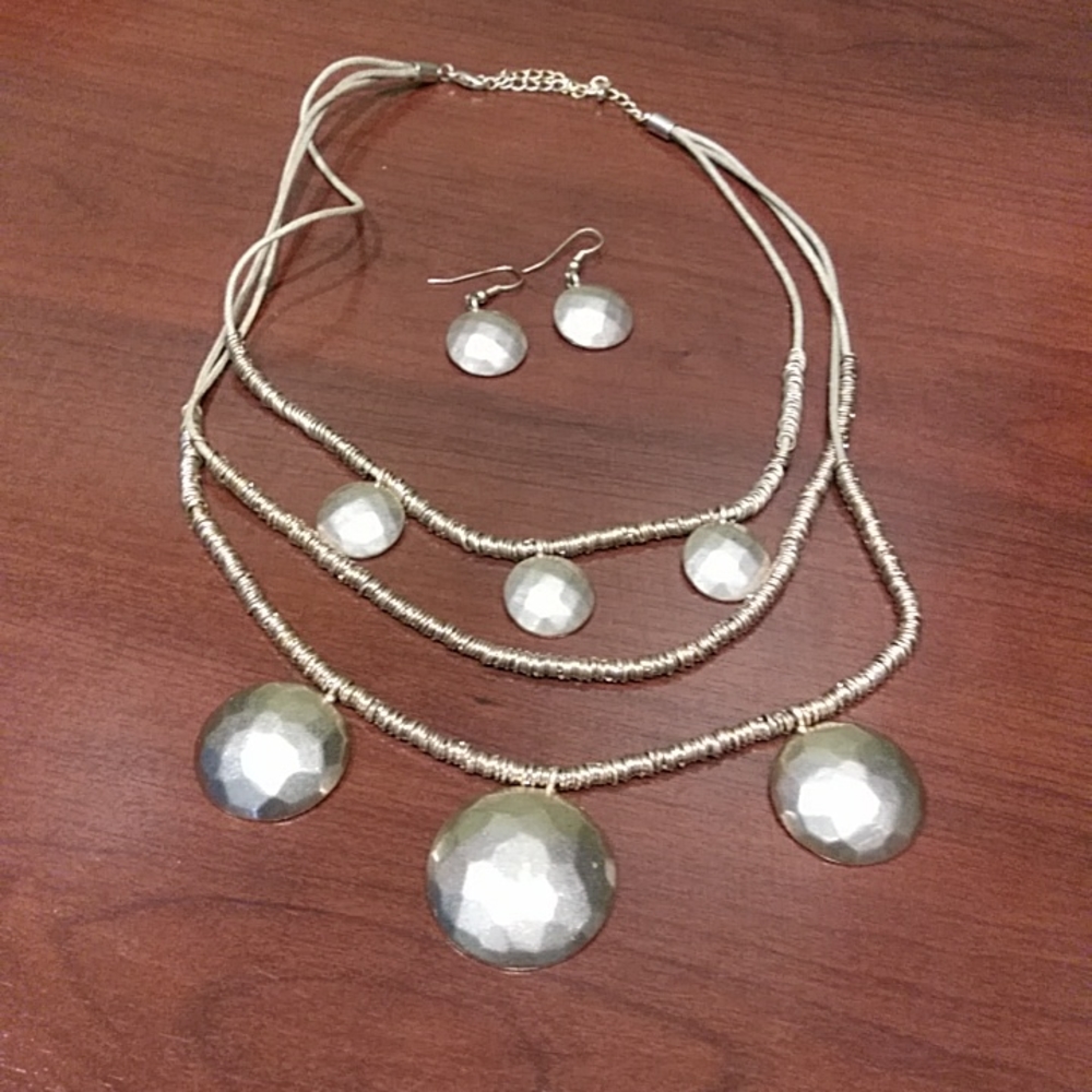 Vintage pale gold tone necklace and earrings set